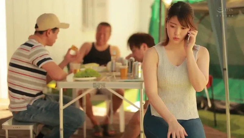 Người chồng khờ để người vợ tham gia sự kiện cắm trại với mấy gã nhà kề bên và cái kết