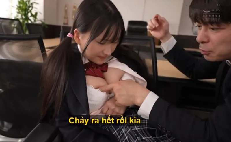 Ba năm trời, thầy giáo rèn luyện cô học trò ngực đẹp hóa thành " bình đựng tinh"